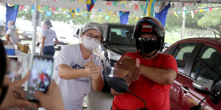 Aracaju vacina mais de 20 mil pessoas no fim de semana e imunização atinge 37% da população