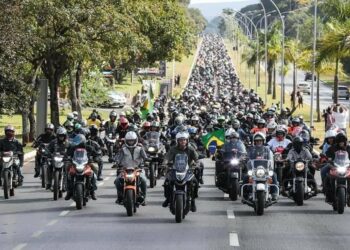 Bolsonaro participa de ato com motociclistas pelas ruas de São Paulo