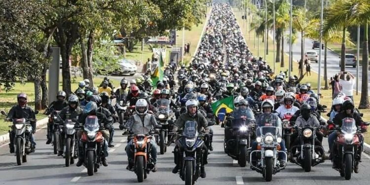 Bolsonaro participa de ato com motociclistas pelas ruas de São Paulo