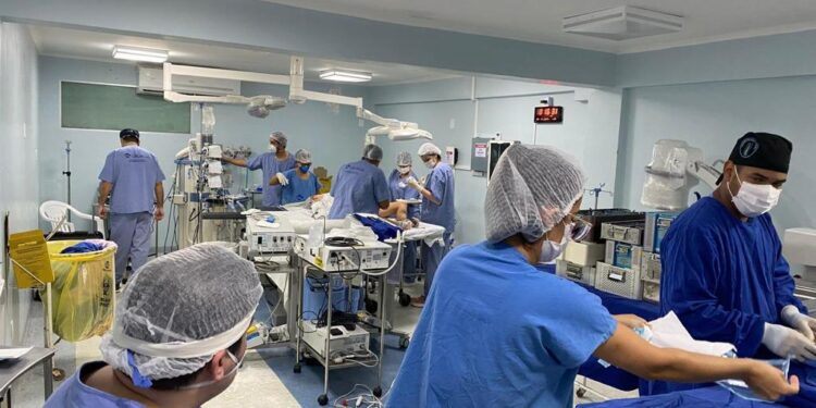 Hospital de Cirurgia amplia a gama procedimentos cirúrgicos de deformidade da coluna vertebral
