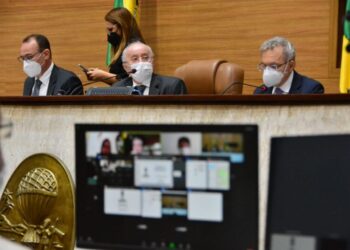 Secretário da Fazenda faz exposição de finanças para deputados