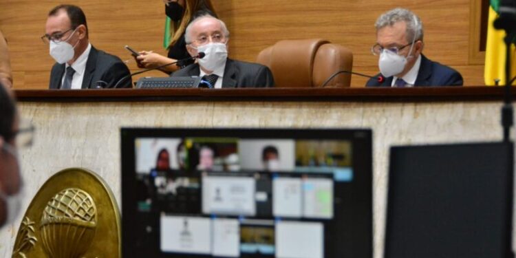 Secretário da Fazenda faz exposição de finanças para deputados