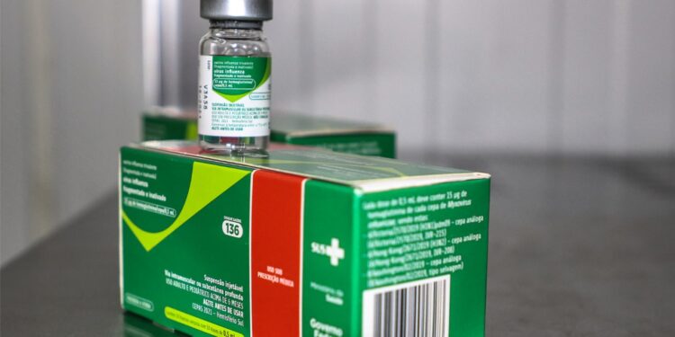 Saúde distribui 100% das vacinas contra a influenza para os municípios