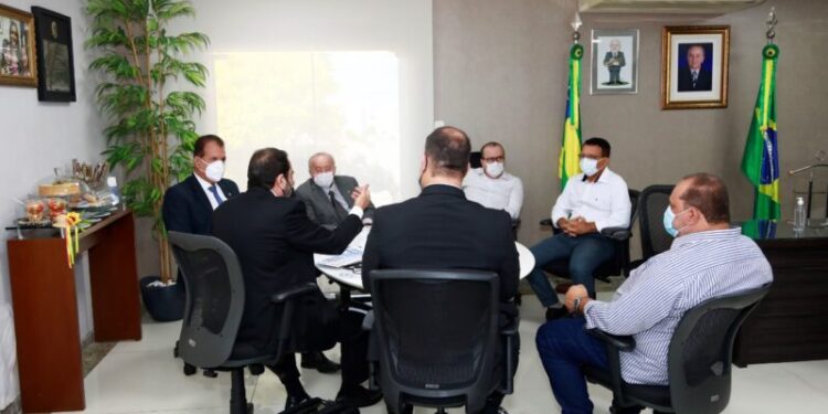 Luciano Bispo recebe empresários do ramo de combustíveis