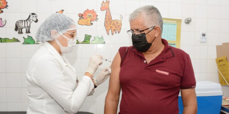 Pessoas a partir de 58 anos estão sendo vacinadas em Socorro contra a covid-19