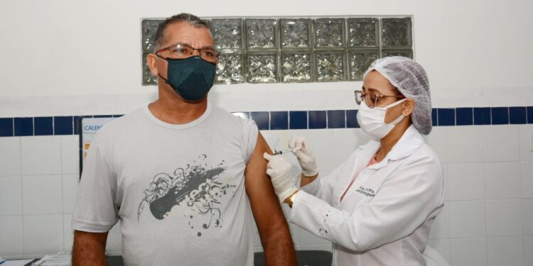 Prefeitura de Socorro aplica 1° dose da vacina contra Covid-19 em pessoas de 50 e 51 anos