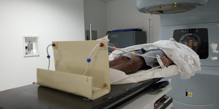 Técnico de radioterapia do Huse cria acessório e oferece mais conforto para o tratamento do paciente oncológico