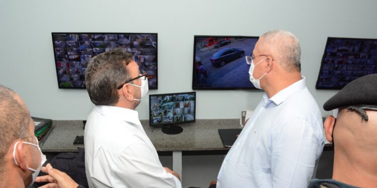 Secretário de Segurança e Comandante da PM visitam central de videomonitoramento da Guarda Municipal de Socorro