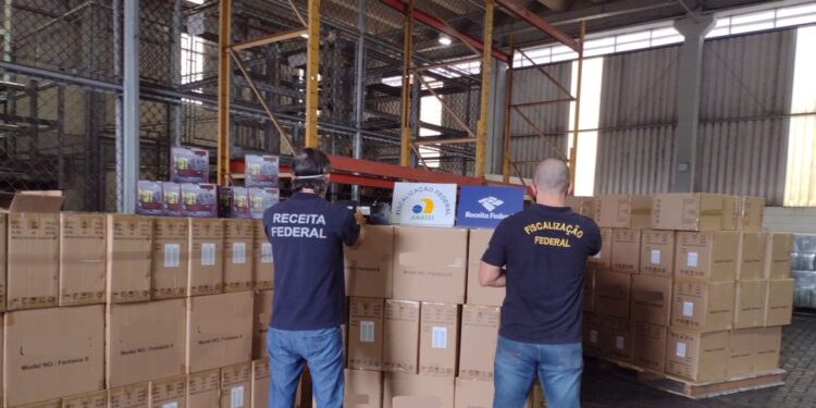 Receita e Anatel apreendem 16 mil desbloqueadores de TV por assinatura