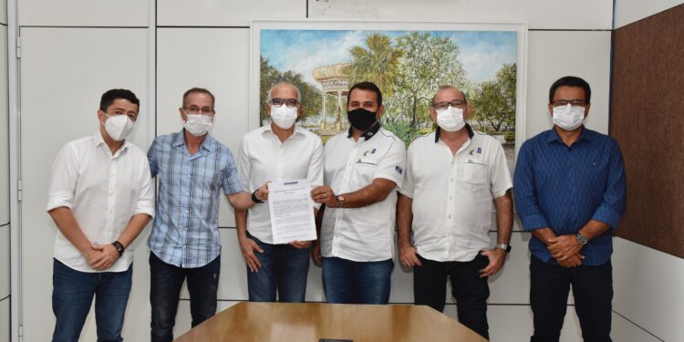 PMA assina termo de permissão que autoriza permanência do kartódromo na Orla da Atalaia