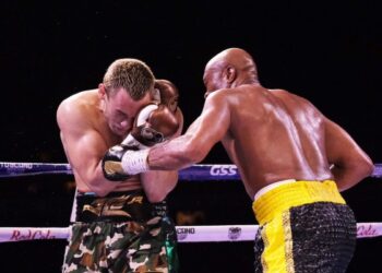 Anderson Silva dá show e vence ex-campeão mundial em retorno ao Boxe