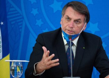 Familiares de vítimas da covid entram com representação criminal contra Bolsonaro