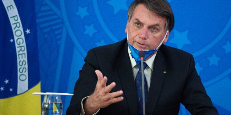 Familiares de vítimas da covid entram com representação criminal contra Bolsonaro