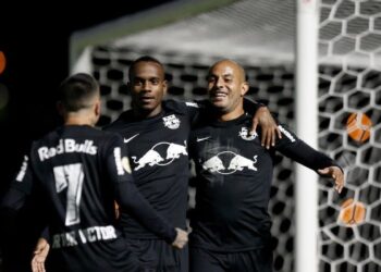 Ytalo brilha, Bragantino vence Palmeiras e assume ponta do Brasileiro