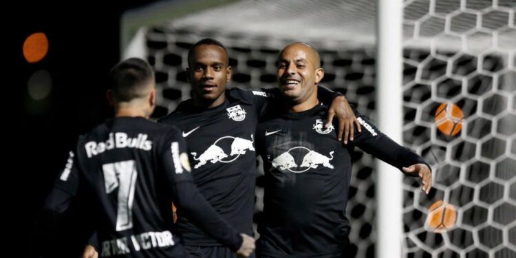 Ytalo brilha, Bragantino vence Palmeiras e assume ponta do Brasileiro