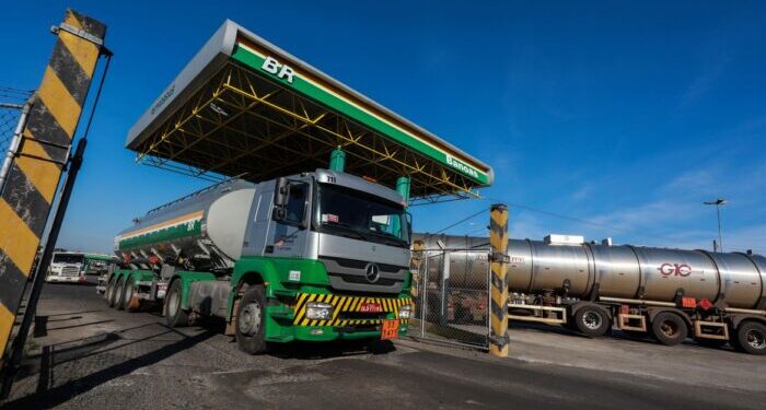 Petrobras anuncia queda de 2% no preço da gasolina às refinarias