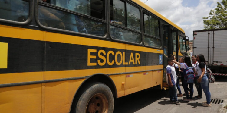 Caminhoneiros, taxistas de lotação e transportadores escolares do município se vacinam a partir desta terça (8) em São Cristóvão