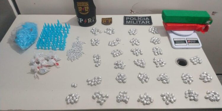 Polícia Militar apreende drogas e motocicleta em Nossa Senhora do Socorro