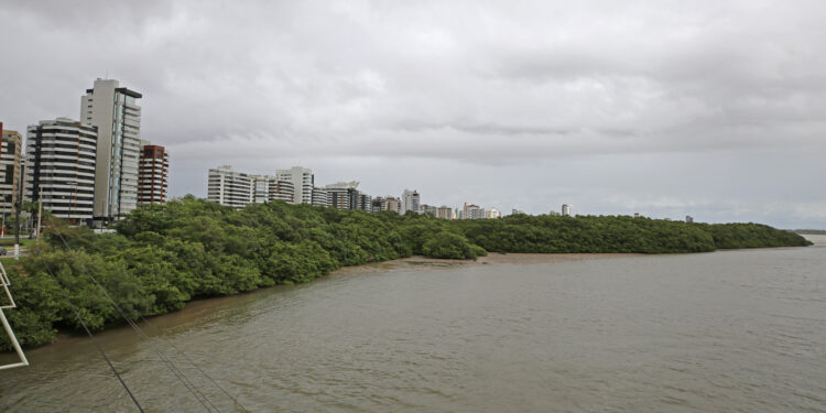 Aracaju continua encoberta, com previsão de mais chuvas moderadas nesta quarta, 2
