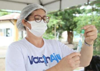 PMA vacina população acima de 54 anos e educadores dos Ensinos Fundamental e Médio