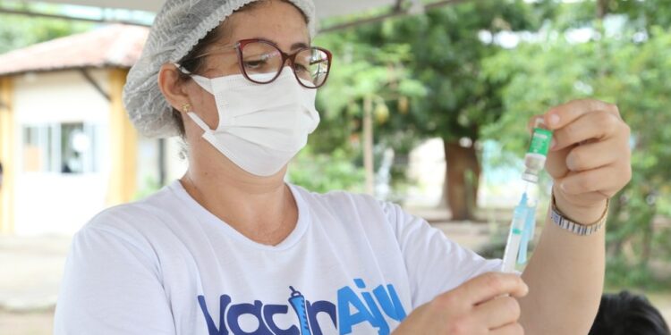 PMA vacina população acima de 54 anos e educadores dos Ensinos Fundamental e Médio