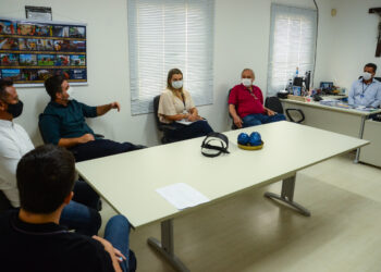 Coleta de lixo na Orla Sul é tema de reunião entre Emsurb e Frente Parlamentar de Turismo