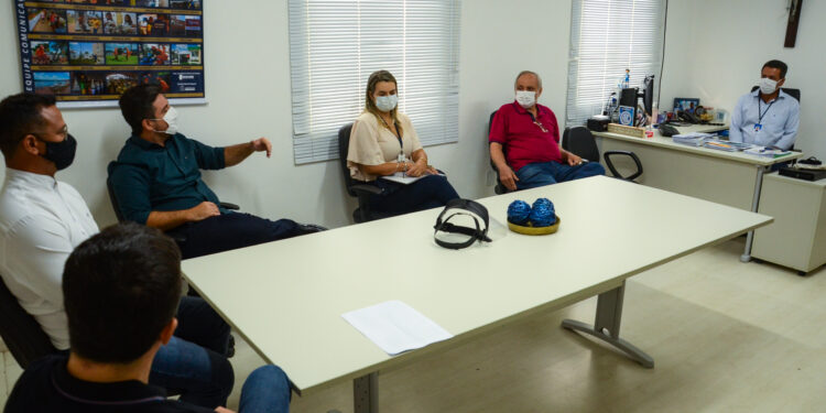 Coleta de lixo na Orla Sul é tema de reunião entre Emsurb e Frente Parlamentar de Turismo