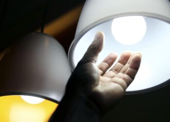 Conta de luz seguirá com a taxa extra mais elevada em julho, informa Aneel