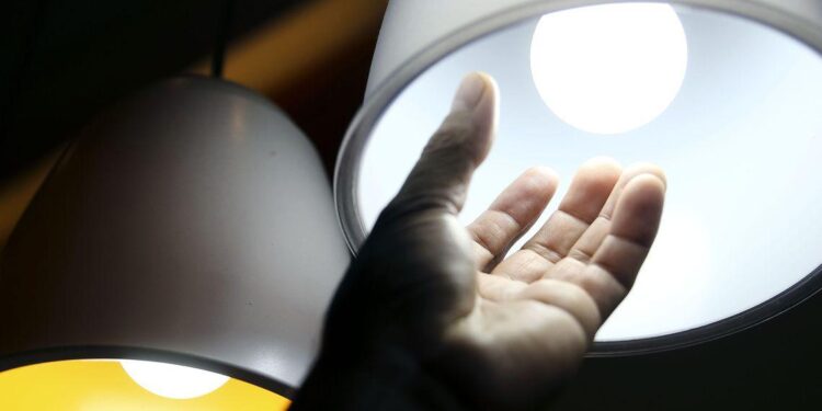 Conta de luz seguirá com a taxa extra mais elevada em julho, informa Aneel