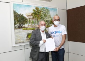 Luciano Bispo assina convênio para transmissão do Forró Caju
