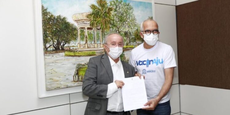 Luciano Bispo assina convênio para transmissão do Forró Caju