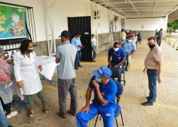 Funcionários das Indústrias de São Cristóvão começam a ser imunizados contra a covid-19