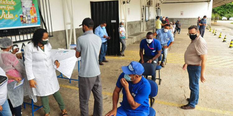 Funcionários das Indústrias de São Cristóvão começam a ser imunizados contra a covid-19