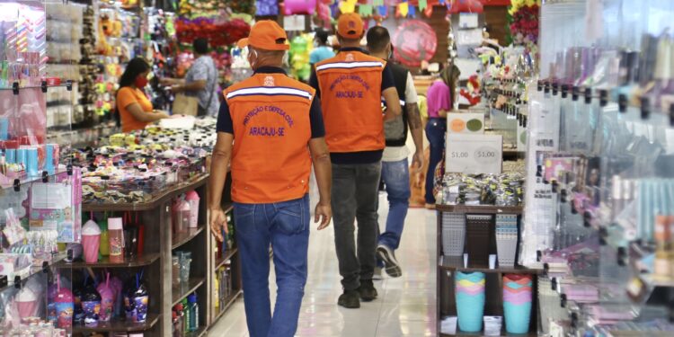 Força-tarefa fiscaliza lojas do Centro para cumprimento de normas de biossegurança