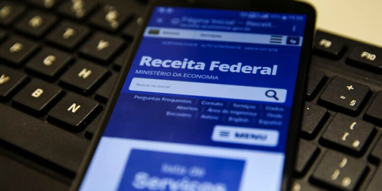 Receita paga restituições do segundo lote do IRPF 2021