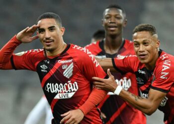 Athletico-PR vira para cima do Atlético-GO e lidera o Brasileirão