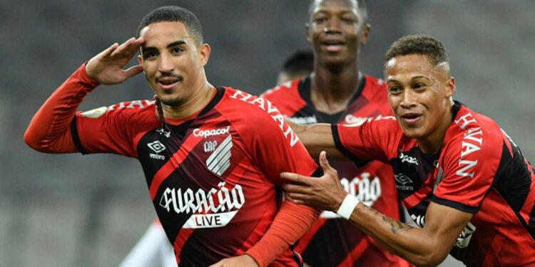 Athletico-PR vira para cima do Atlético-GO e lidera o Brasileirão