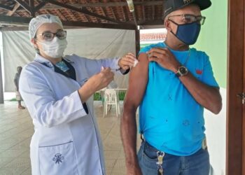 Prefeitura de Rosário do Catete inicia vacinação de pessoas com 50 anos