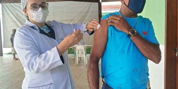Prefeitura de Rosário do Catete inicia vacinação de pessoas com 50 anos