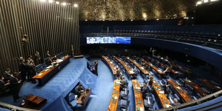 Senado aprova MP que viabiliza a privatização da Eletrobras