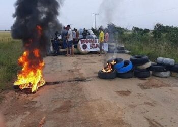 Moradores de Tobias Barreto bloqueiam rodovia SE-290 em protesto contra buracos