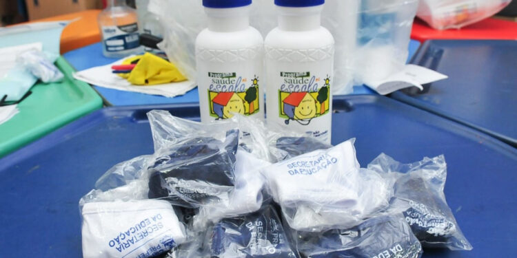 Prefeitura de São Cristóvão entrega kits de segurança individual aos alunos