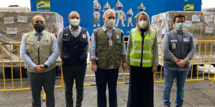 Lote de 1,5 milhão de doses da vacina da Janssen chega ao Brasil