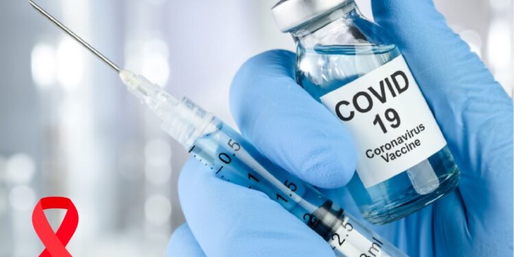 Saúde reforça que pessoas entre 18 e 59 anos que vivem com o HIV, devem se vacinar contra a Covid-19
