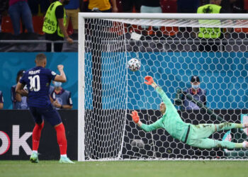 Suíça elimina campeã mundial França nos pênaltis e vai às quartas da Euro