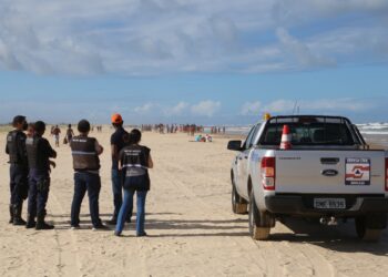 Fiscalização dissipou aglomerações nas praias neste domingo, 6