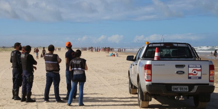 Fiscalização dissipou aglomerações nas praias neste domingo, 6