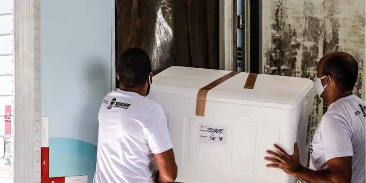 A Secretaria de Estado da Saúde distribui mais de 33 mil doses de vacina contra a Covid-19 aos municípios sergipanos