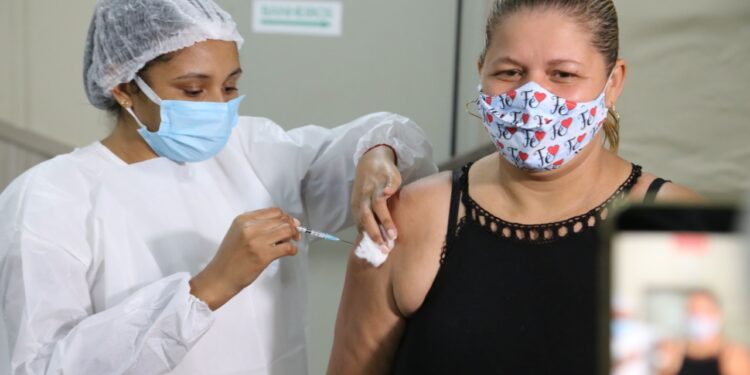 Plantão no feriado garantiu imunização de mais de 3.500 aracajuanos contra covid