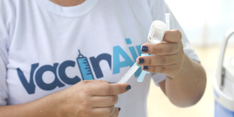Covid-19: especialista alerta para a importância de tomar a segunda dose da vacina